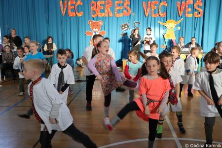 Otroci Osnovne šole Marije Vere so pozdravili pomlad in se spomnili knjižnih junakov (26)